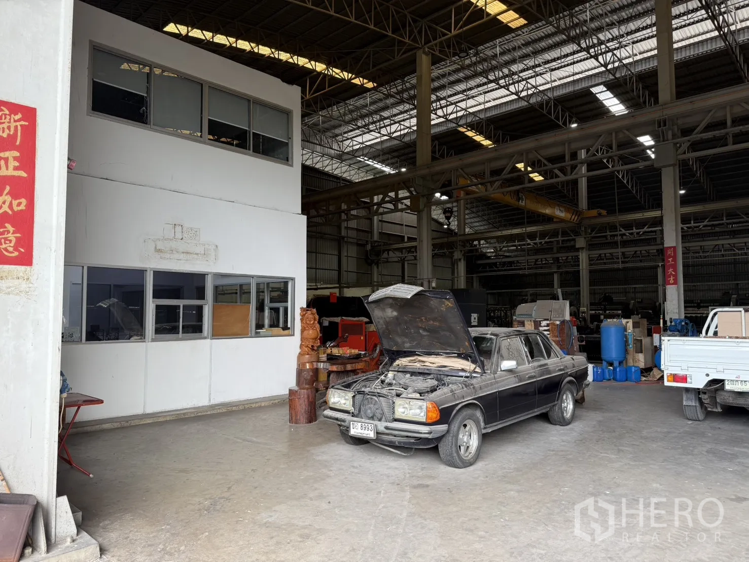 Factory for rent in Bang Phli, Samut Prakan - Warehouse entrance with a tall sliding door, canopy and service windows.