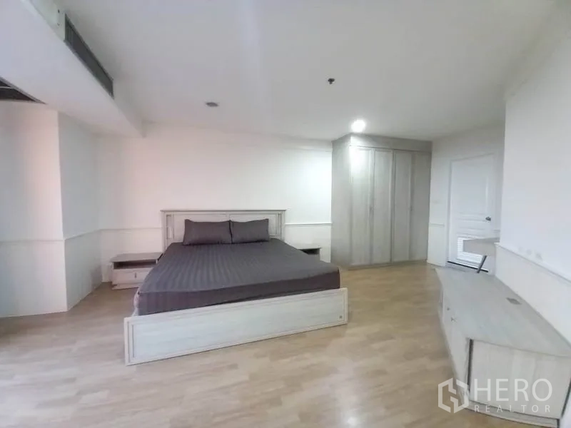 公寓 出租在Khlong Toei, Bangkok - 主卧另一角度，带衣柜、梳妆台和浅木色家具。