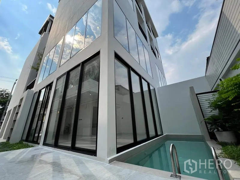 สำนักงานที่บ้าน ขายในPhra Khanong, Bangkok - มุมอาคารภายนอกกระจกเต็มความสูง ข้างสระว่ายน้ำส่วนตัว.