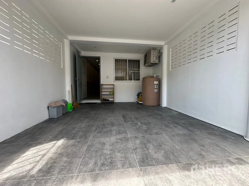 ทาวน์เฮาส์ ให้เช่าในPhra Khanong, Bangkok - ที่จอดรถในร่ม ปูกระเบื้องสีเทา มีพื้นที่เก็บของด้านหลัง