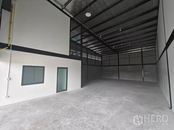 货栈 出租在Sam Phran, Nakhon Pathom - 仓库内部宽敞，高挑天花、隔热屋顶与独立办公室