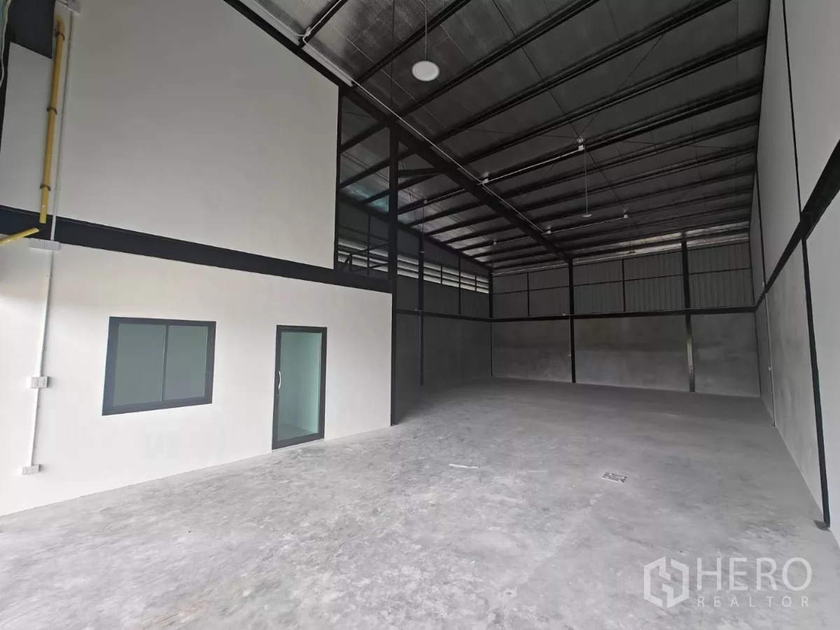 货栈 出租在Sam Phran, Nakhon Pathom - 仓库内部宽敞，高挑天花、隔热屋顶与独立办公室