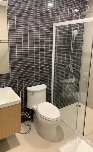 联排别墅 出租在Thanyaburi, Pathum Thani - 现代卫浴，玻璃淋浴房、墙砖与洗手台