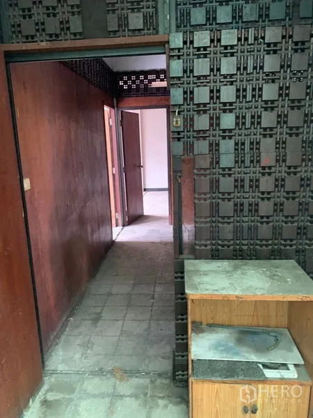 อาคารพาณิชย์ ให้เช่าในWatthana, Bangkok - ทางเดินพร้อมผนังบล็อกลาย ทางเข้าห้องด้านข้างหลายจุด