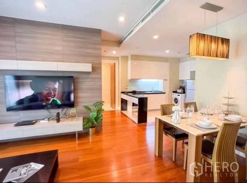 คอนโด ให้เช่าในKhlong Toei, Bangkok - โซนนั่งเล่น ทานอาหาร และครัวฟิตอินแบบเปิด พร้อมเครื่องซักผ้าและพื้นไม้