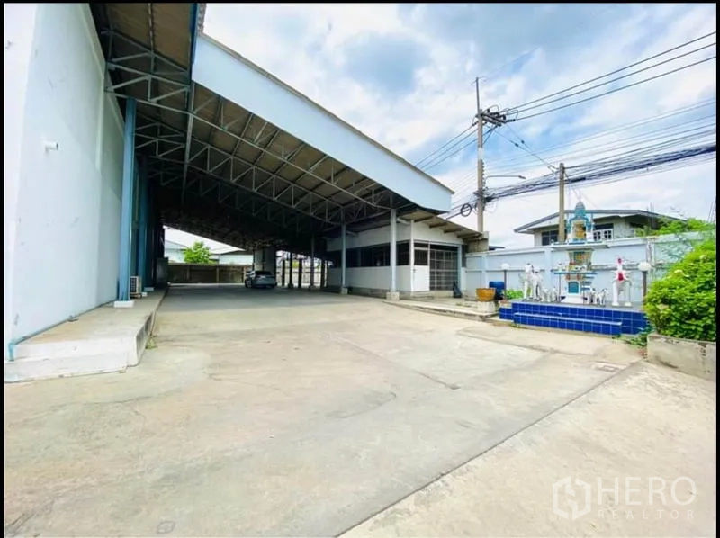 工厂 出租在Sam Phran, Nakhon Pathom - 入口庭院的大型雨棚旁为办公区与小型神龛。