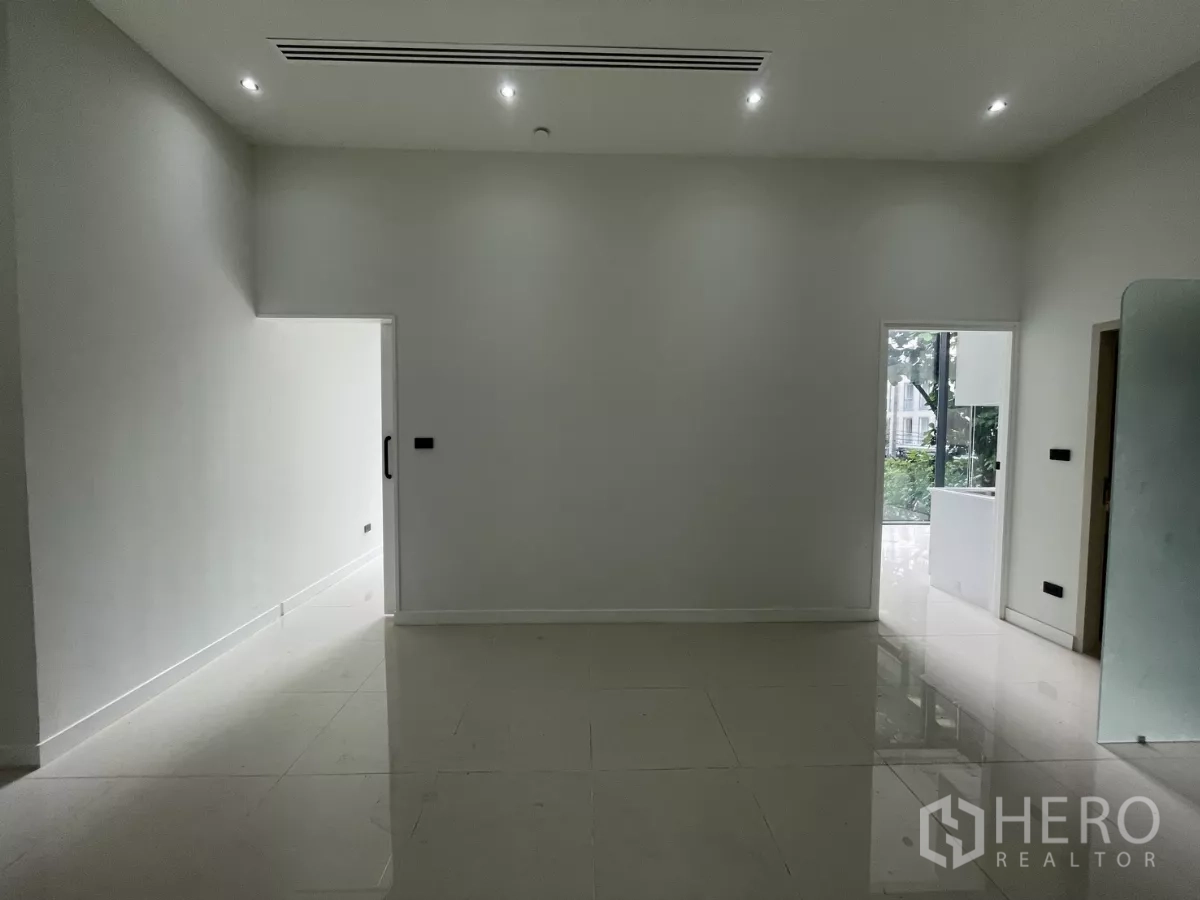 零售空间 出租 - 白色中央房间，连接侧房与阳台。