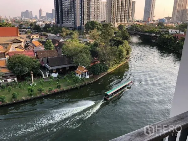 คอนโด ให้เช่าในWatthana, Bangkok - วิวคลองพร้อมเรือยาว ร่มไม้ และตึกสูงในเมือง