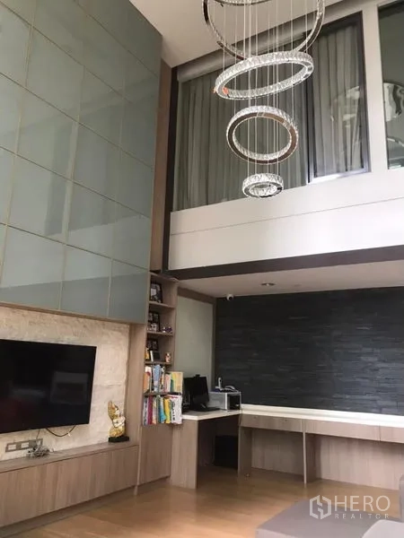 คอนโด ขายในKhlong Toei, Bangkok - ห้องนั่งเล่นสไตล์ลอฟต์ มีมุมทำงาน ชั้นหนังสือ และหน้าต่างสูง