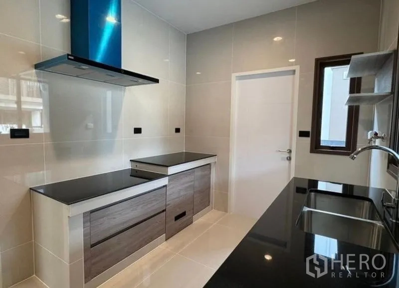 Detached House for rent in Bang Kapi, Bangkok - Thai kitchen view with range hood, ample cabinetry and easy-clean surfaces.