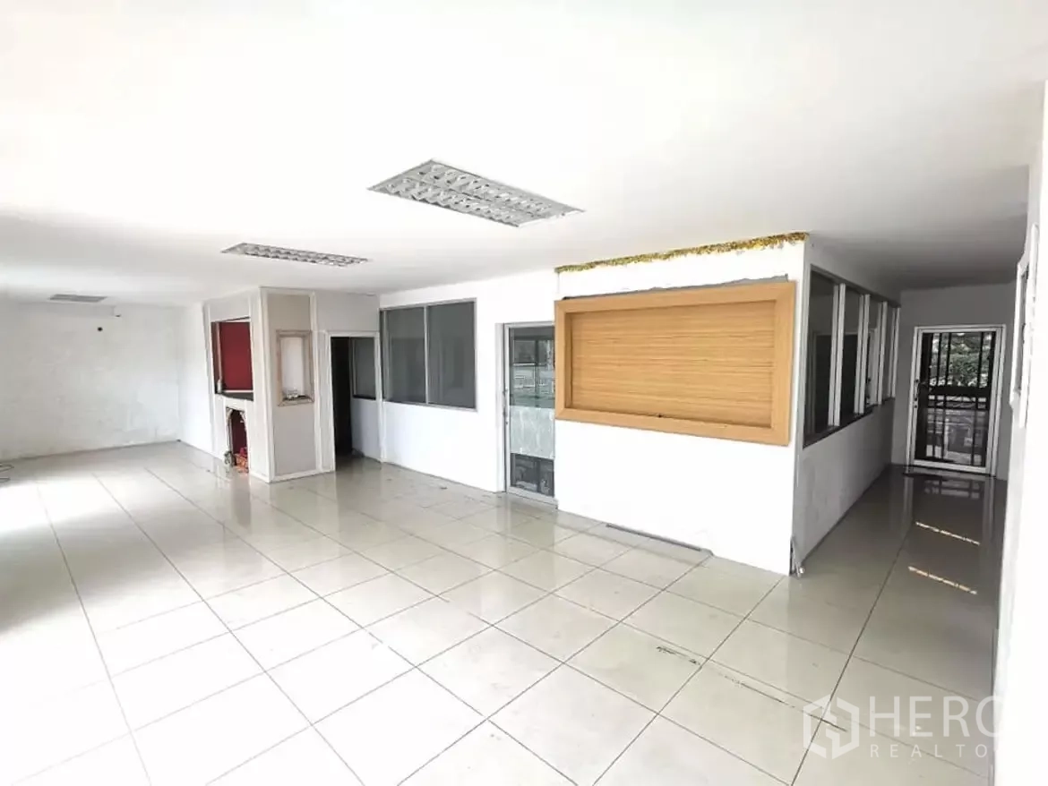 โรงงาน ให้เช่าในKhlong Toei, Bangkok - สำนักงานปูกระเบื้องสว่าง หน้าต่างกระจก และไฟหลอดฟลูออเรสเซนต์