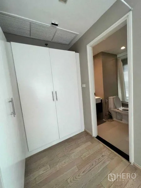 คอนโด ให้เช่าในKhlong Toei, Bangkok - โถงตู้เสื้อผ้าบิลท์อินสีขาวเชื่อมต่อห้องน้ำในตัว