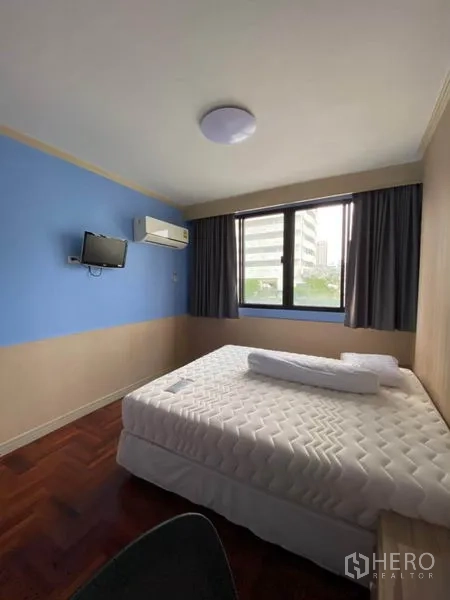 คอนโด ให้เช่าในWatthana, Bangkok - ห้องนอนเตียงคู่ ทีวีติดผนัง แอร์ และหน้าต่างชมวิวเมือง