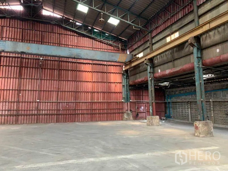 คลังสินค้า ให้เช่าในBang Kho Laem, Bangkok - ช่วงเสาอุตสาหกรรมพร้อมคานเหล็กและพื้นที่โล่ง