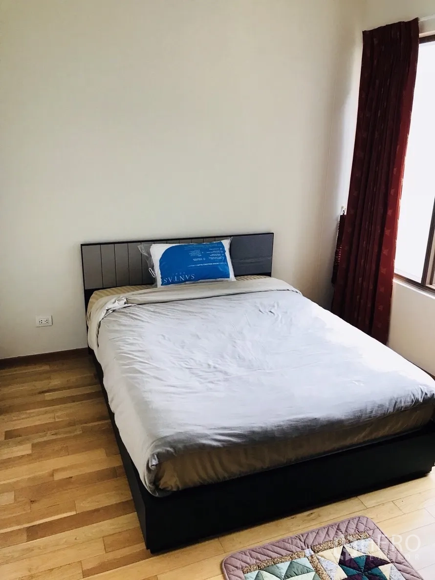 คอนโด ให้เช่าหรือขายในKhlong Toei, Bangkok - ห้องนอนที่สอง เตียงคู่ พื้นไม้ และหน้าต่างพร้อมผ้าม่านสีแดง