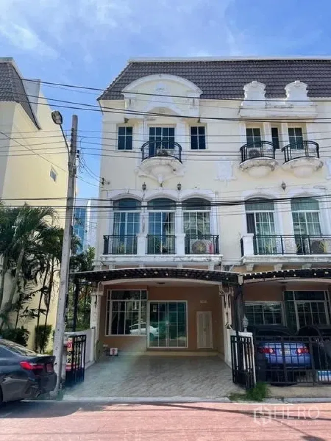 Townhouse for rent in Saphan Sung, Bangkok - Three‑storey end‑unit townhouse exterior with small balconies and a covered carport in Saphan Sung, Bangkok.