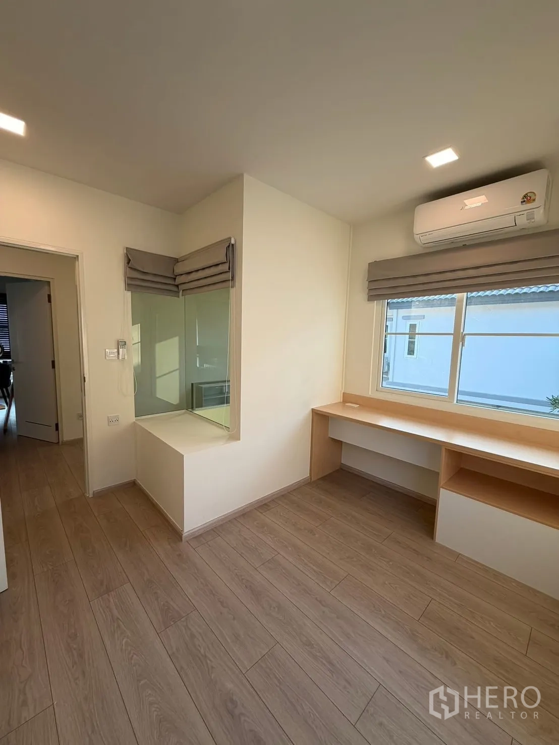 Detached House for rent in Bang Phli, Samut Prakan - Light-filled multipurpose room with built-in desk, window and air conditioner.