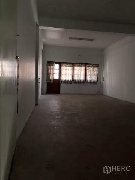 อาคารพาณิชย์ ให้เช่าในSuan Luang, Bangkok - พื้นที่โถงลึก พื้นคอนกรีต มีหน้าต่างผ้าม่านและประตูไม้ด้านหลัง