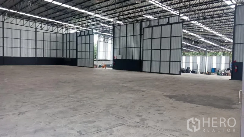 คลังสินค้า ให้เช่าในPluak Daeng, Rayong - ภายในโกดังโล่งกว้าง หลายประตูบานเลื่อน ผนังเมทัลชีทระบายอากาศ