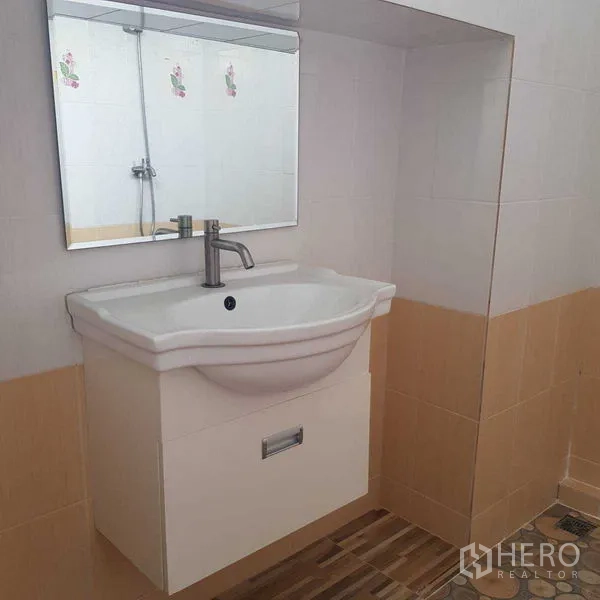 Home Office for rent in Watthana, Bangkok - Bathroom vanity with mirror and under-sink cabinet.