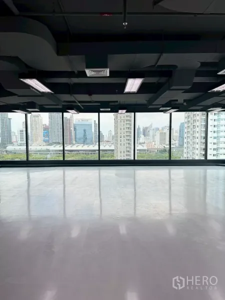 办公空间 出租在Din Daeng, Bangkok - 开放式办公层，落地窗俯瞰曼谷天际线景观。