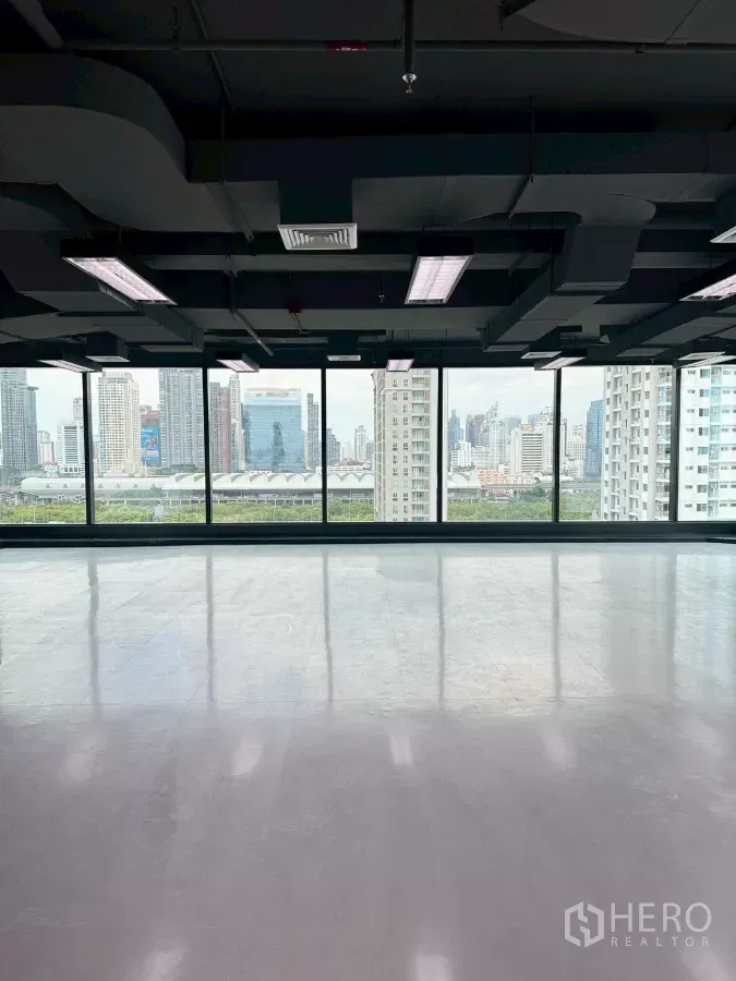办公空间 出租在Din Daeng, Bangkok - 开放式办公层，落地窗俯瞰曼谷天际线景观。