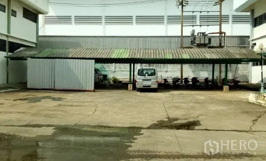 โรงงาน ขายในBang Phli, Samut Prakan - โรงจอดรถแบบมีหลังคาพร้อมรถตู้และที่จอดมอเตอร์ไซค์ภายในลานโรงงาน.