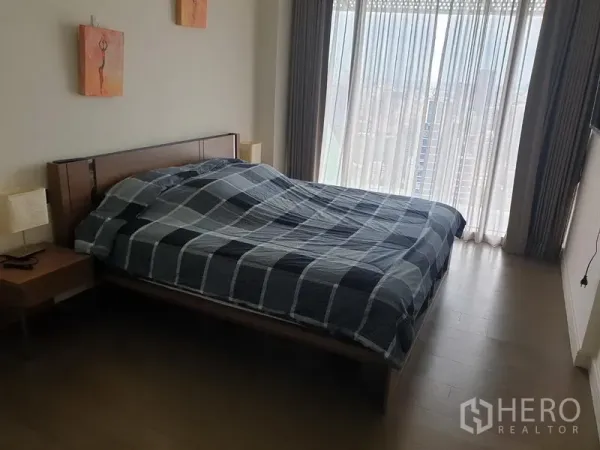 คอนโด ให้เช่าในPathum Wan, Bangkok - ห้องนอนที่สองพื้นไม้ หน้าต่างบานใหญ่ แสงธรรมชาติอ่อนนุ่ม