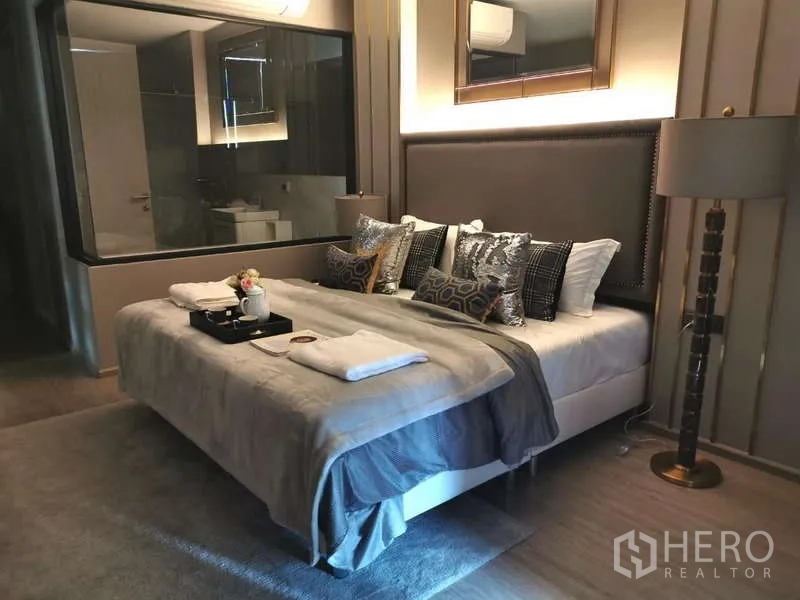 คอนโด ให้เช่าหรือขายในWatthana, Bangkok - ห้องนอนหลักเตียงคิงพร้อมผนังกระจกติดห้องน้ำ