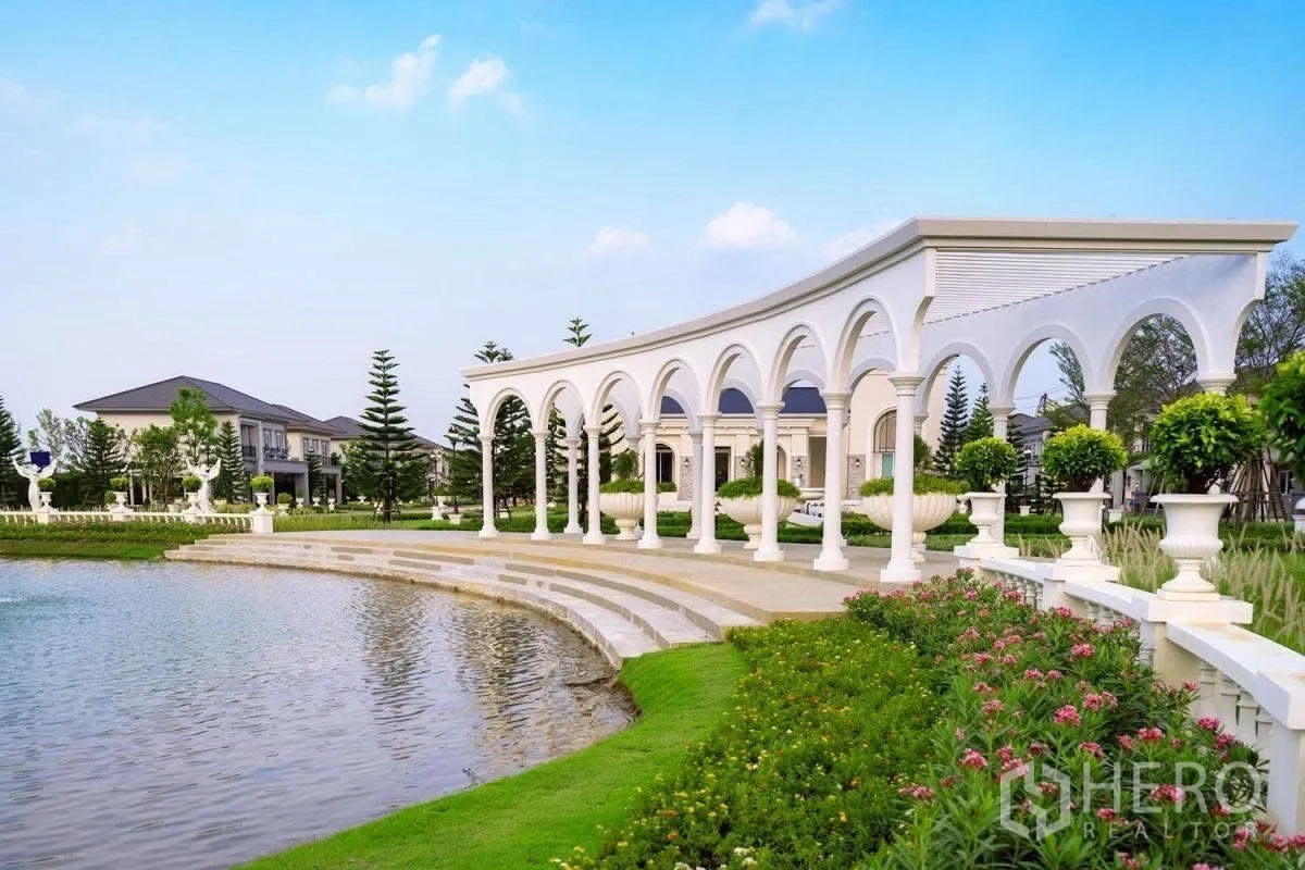 独立式住宅 出租在Khlong Luang, Pathum Thani - 湖畔花园，白色拱廊与精致绿化