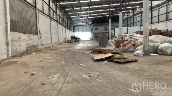 工厂 出租在Nakhon Pathom - 纵深生产区，承重立柱与后方装卸区。