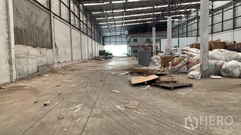 工厂 出租在Nakhon Pathom - 纵深生产区，承重立柱与后方装卸区。