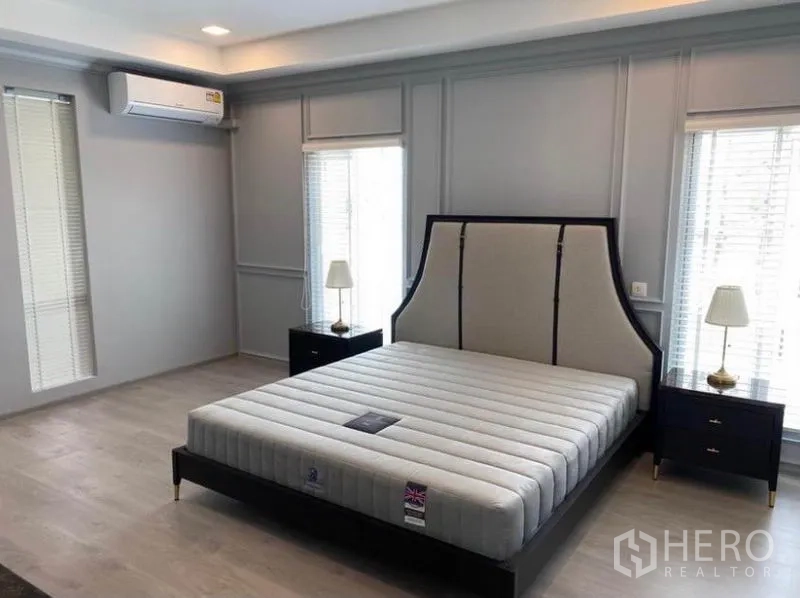 联排别墅 出租在Prawet, Bangkok - 宽敞主卧，配大床与床头柜