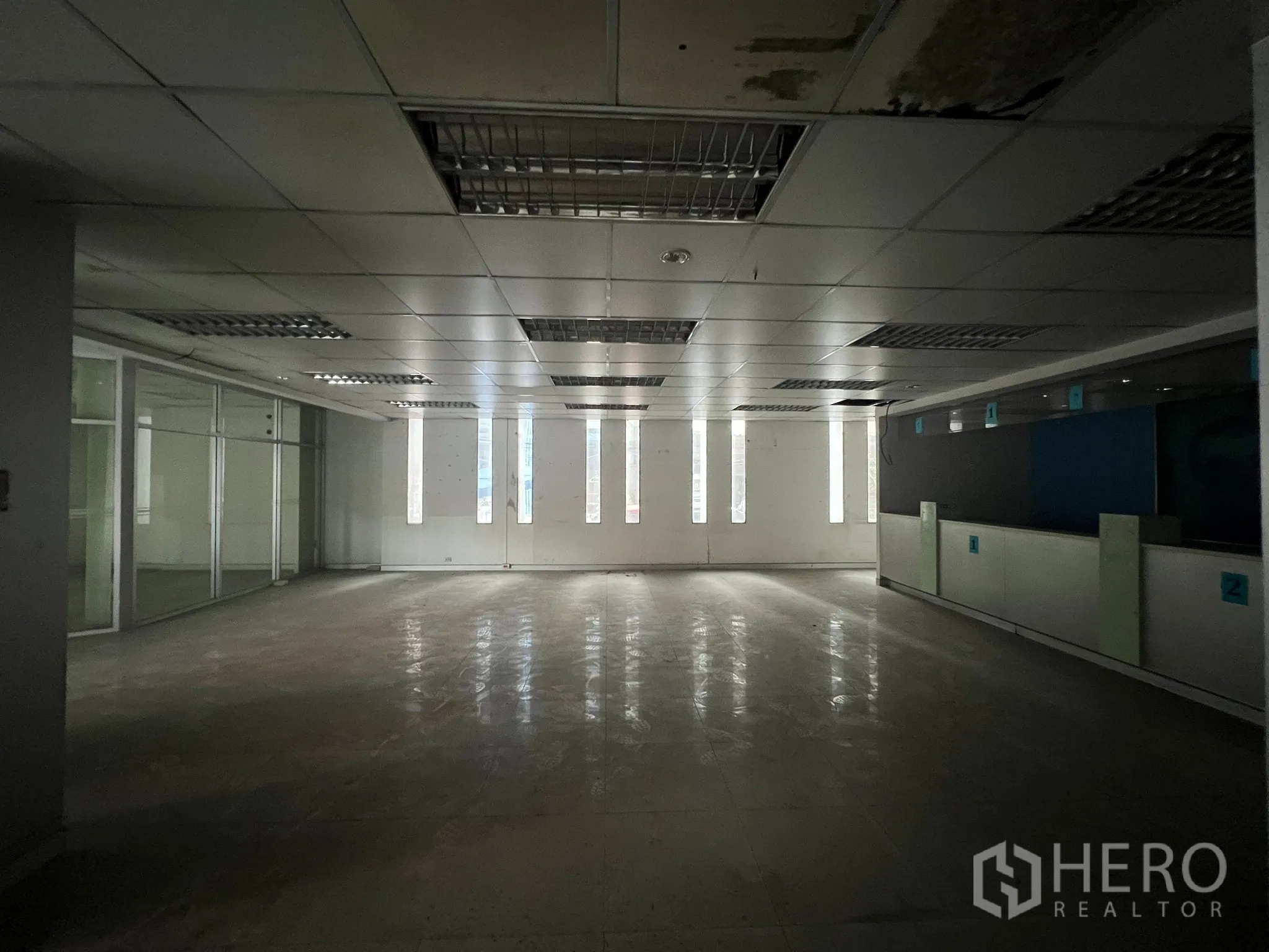 店屋 出租或出售在Khlong Toei, Bangkok - 宽敞室内，带玻璃隔断会议室与日光灯照明。