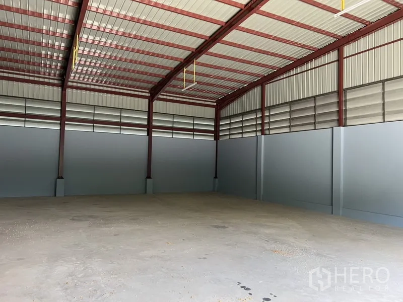 Warehouse for rent in Khlong Sam Wa, Bangkok - Empty warehouse with smooth concrete floor and ridge roof, ready for storage or light production.