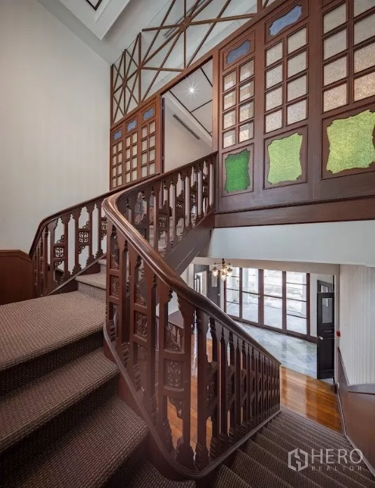 พื้นที่ขายปลีก ให้เช่าในBang Rak, Bangkok - บันไดไม้ลวดลาย ประดับผนังกั้นและกระจกสี