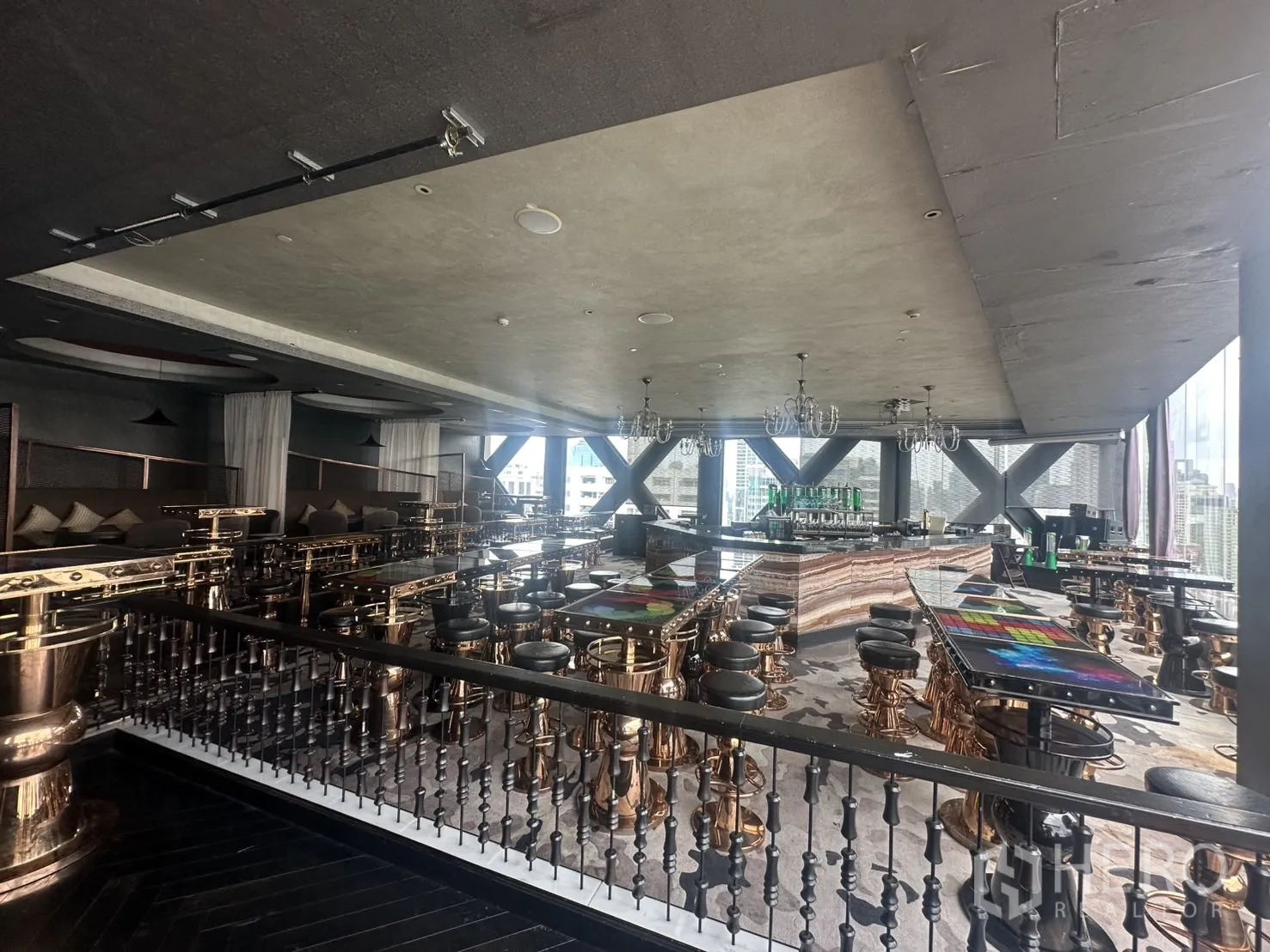 พื้นที่ขายปลีก ให้เช่าในKhlong Toei, Bangkok - ฮอลล์บาร์กว้างเคาน์เตอร์หินอ่อน มองเห็นวิวสกายไลน์
