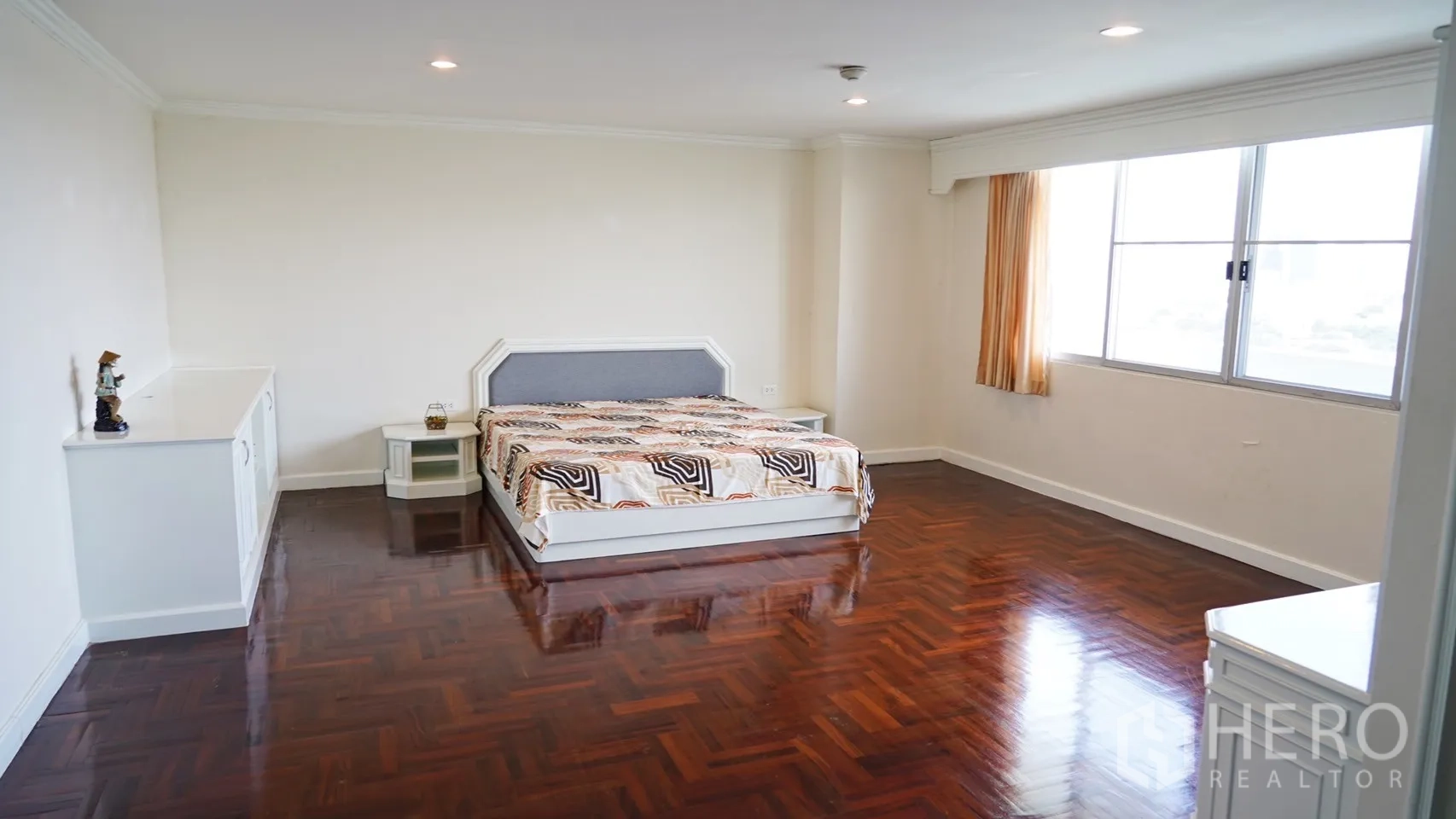 อพาร์ทเมนท์ ให้เช่าในWatthana, Bangkok - ห้องนอนใหญ่กว้าง พื้นปาร์เกต์ ตู้เก็บของบิวท์อิน และหน้าต่างกว้าง