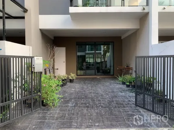 ทาวน์เฮาส์ ให้เช่าในKhlong Toei, Bangkok - ทางเข้ารั้วหน้าบ้านและที่จอดรถ พร้อมกระถางต้นไม้และประตูกระจกบานเลื่อน