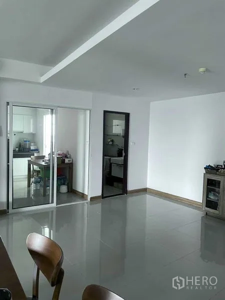 คอนโด ขายในBangkok - พื้นที่รับประทานอาหารกั้นครัวแยกด้วยประตูกระจกสไลด์ พื้นกระเบื้องเงา