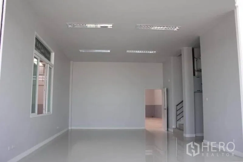 工厂 出租或出售在Lam Luk Ka, Pathum Thani - 开放式办公室空间，层高充足并配荧光灯照明