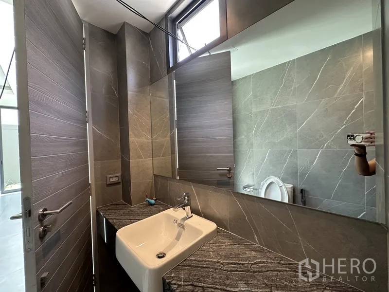โฮมออฟฟิศ for rent or sale in Suan Luang, Bangkok - ห้องน้ำขนาดกะทัดรัด อ่างสี่เหลี่ยม เคาน์เตอร์หิน และกระจกเงา