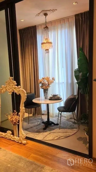 คอนโด ให้เช่าในKhlong Toei, Bangkok - มุมรับประทานอาหารเล็ก โต๊ะกลม เก้าอี้สองตัว ผ้าม่านสูง และโคมไฟระย้า