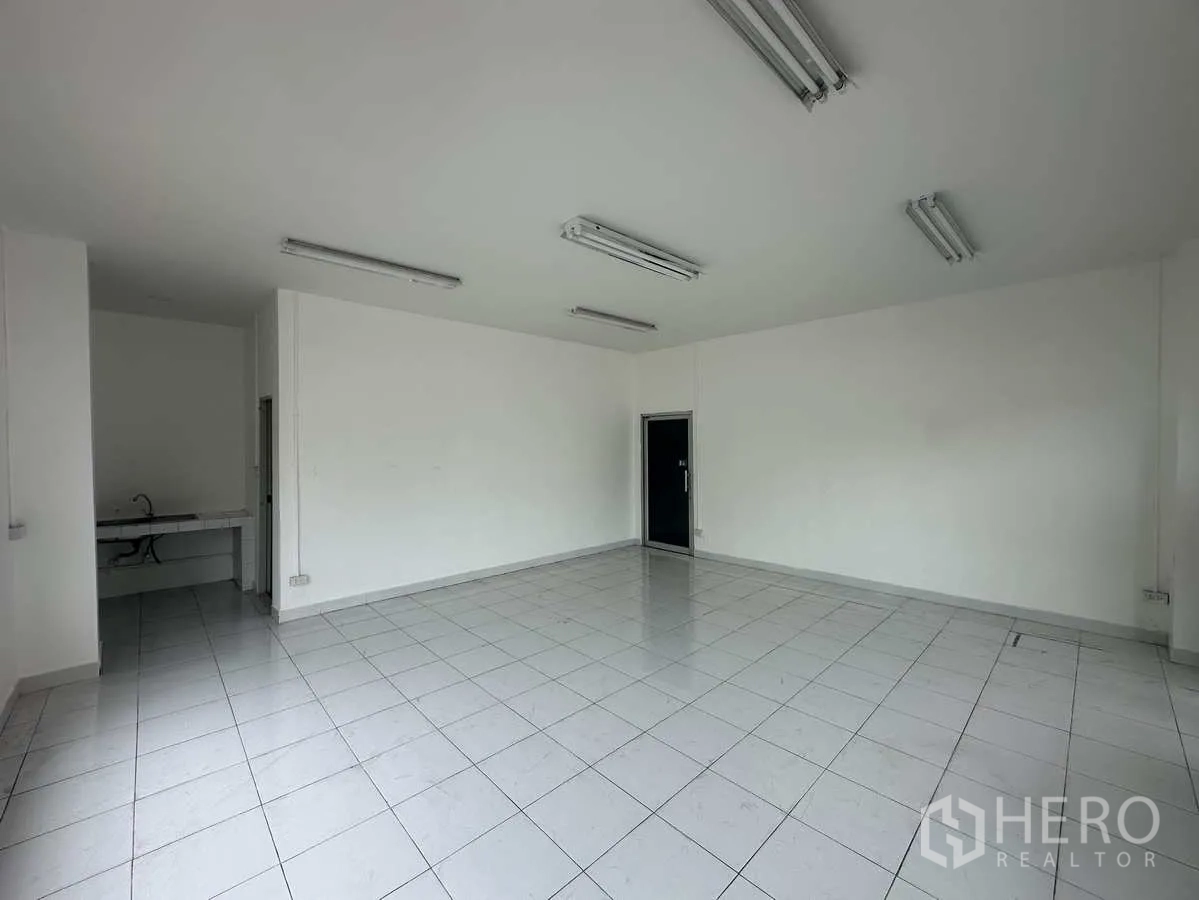 货栈 出租在Phra Nakhon Si Ayutthaya - 明亮办公室，白色瓷砖地面与白墙，配荧光照明。