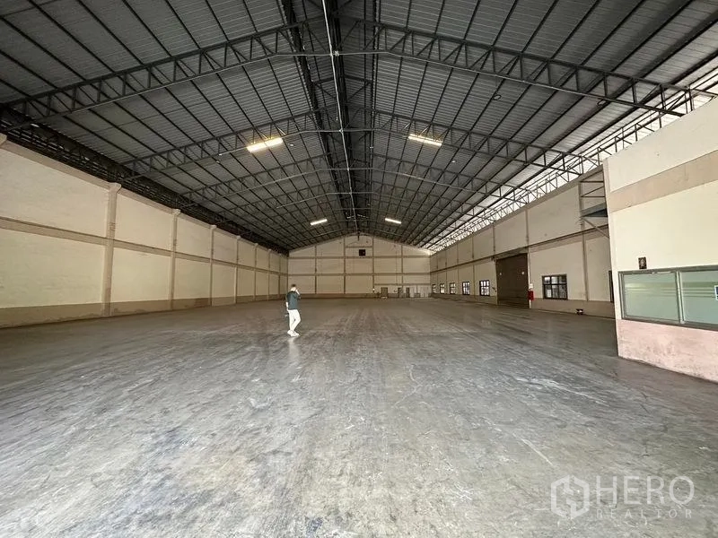 货栈 出租在Bang Sao Thong, Samut Prakan - 无柱大型仓储大厅，层高充足，混凝土地面平整。