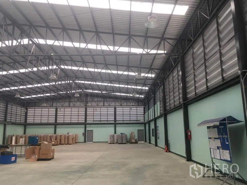 โรงงาน ขายในBang Lamung, Chon Buri - ภายในโรงงานสว่าง มีสกายไลท์ ผนังบานเกล็ด และอุปกรณ์ความปลอดภัย