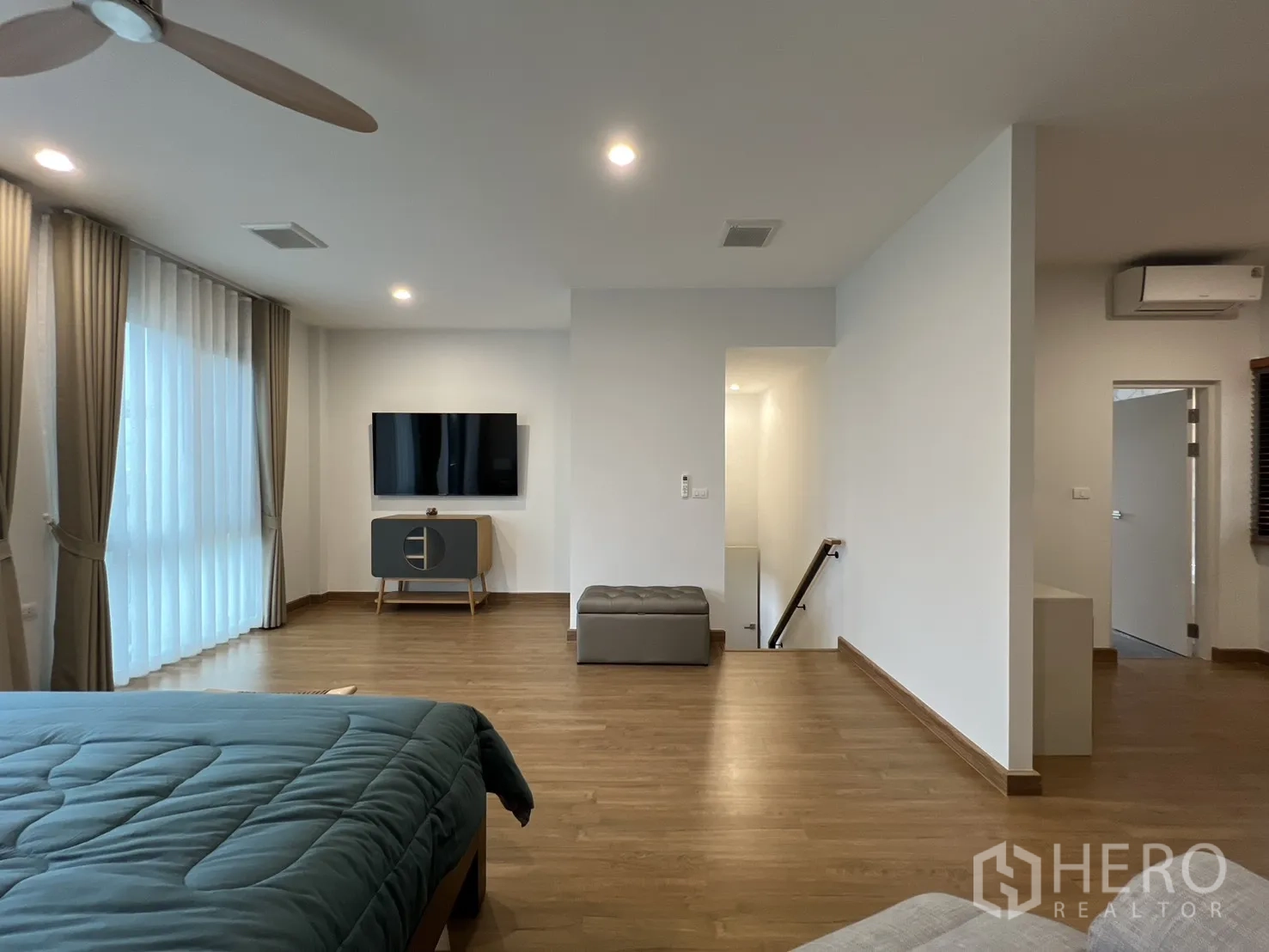 Detached House for rent in Prawet, Bangkok - Master suite showing hallway and storage zones.