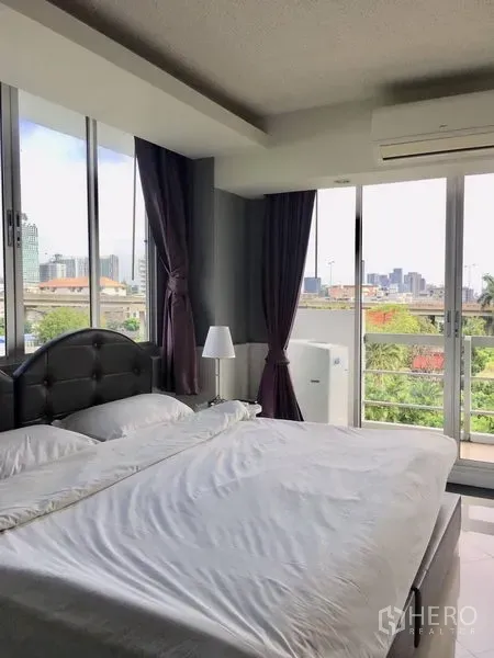 คอนโด ให้เช่าในKhlong Toei, Bangkok - ห้องนอนมุมกระจกกว้าง พร้อมระเบียงชมวิวสกายไลน์