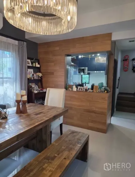 独立式住宅 出租在Bang Phli, Samut Prakan - 餐厅望向厨房传菜窗，木饰墙与开放置物架