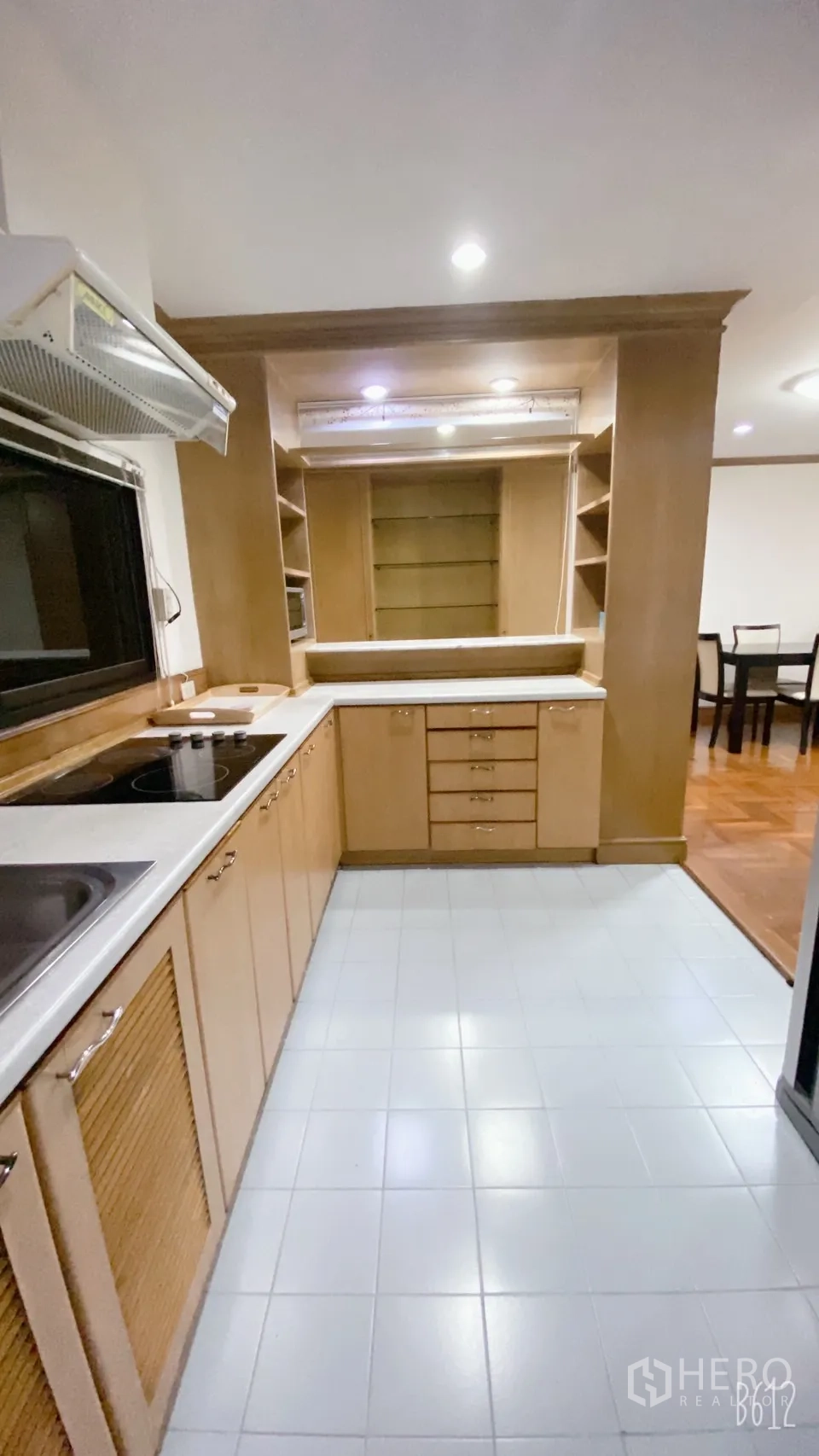 คอนโด ให้เช่าในWatthana, Bangkok - ครัวแยกตกแต่งไม้โทนอ่อน มีตู้เก็บของ เตาไฟฟ้า เครื่องดูดควัน และชั้นเปิด